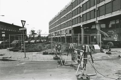 863434 Afbeelding van de rioleringswerkzaamheden voor de parkeergarage Paardenveld in de Kroonstraat in Wijk C te Utrecht.